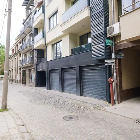 Апартамент Quiet & Comfy 1br In The Heart Of With Private Balcony